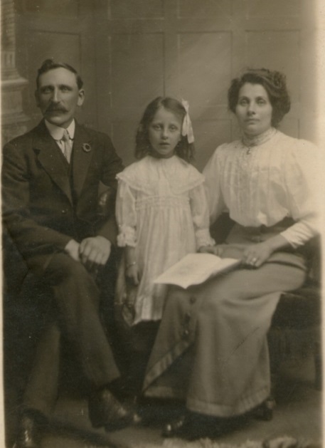 Ellen Willers with her husband, Robert, and daughter, Gracie, about a year before her death in 1917.