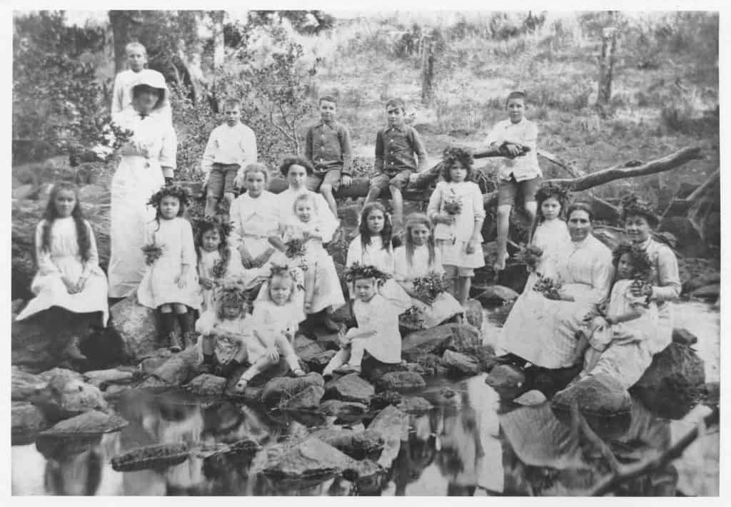 Old black & white photo of group of people at Ravenshoe